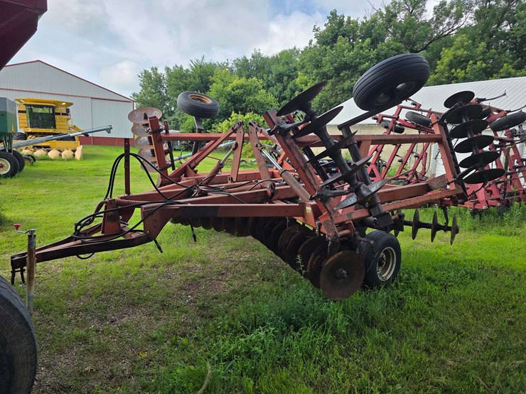 ih-490-disk,-20’,-hydraulic-fold-wings,-9.5-14-tires,-disk-scrapers,-sn:-033395-image-2