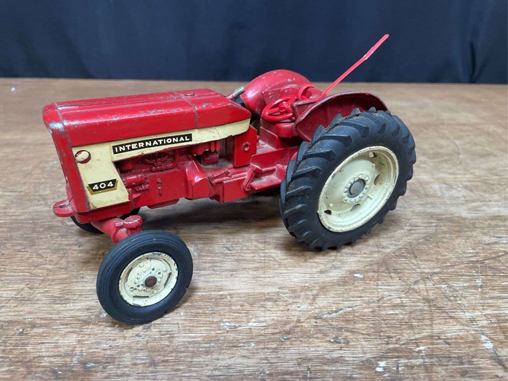 1/16-ih-404-ertl-image-1