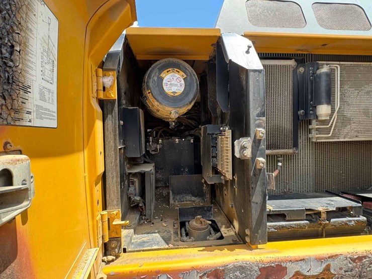 2014-deere-210g-lc-image-32