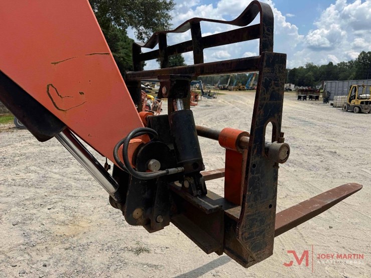 2005-jlg-8042-image-15