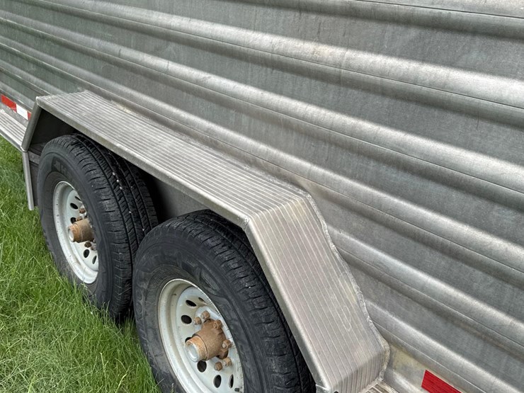 2012-featherlite-7ft-x-24ft-aluminum-gooseneck-livestock-trailer-image-11