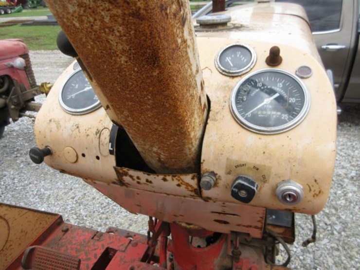 case-830-tractor-image-12