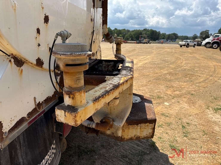 2017-freightlinertandem-water-truck-image-11