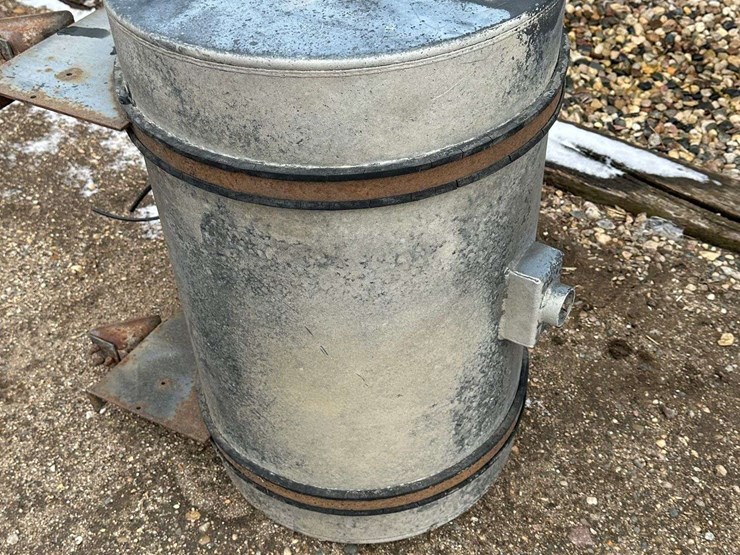 diesel-tank-off-semi-tractor-image-2