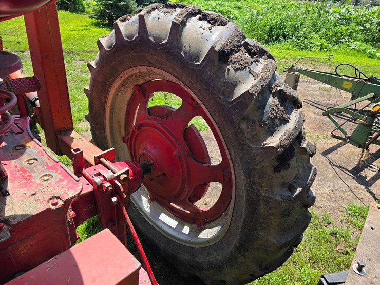 farmall-h-with-dual-loader,-wide-front,-6.00-16-fronts,-13.6-38-rears,-540-pto-with-loader-pump,-whe-image-17
