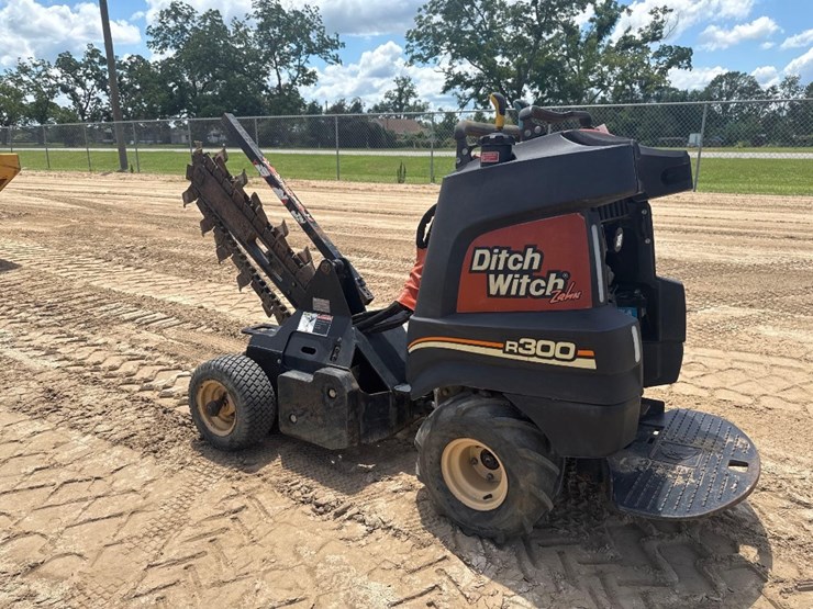 ditch-witch-r300-image-8