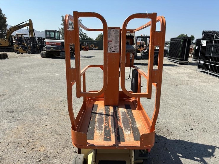 2010-jlg-1230es-image-5