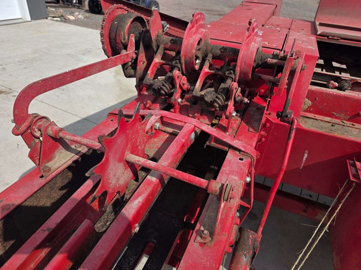 new-holland-268-image-32