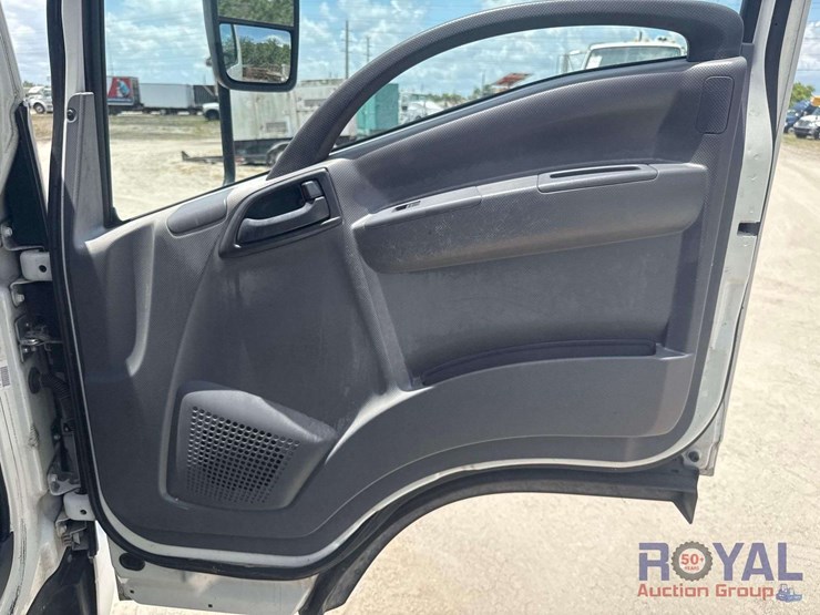 2019-isuzu-npr-image-24