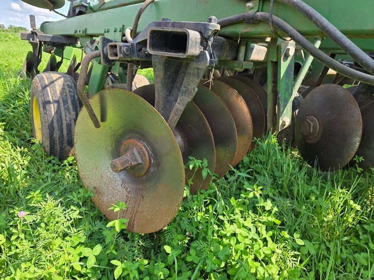 john-deere-335-image-10