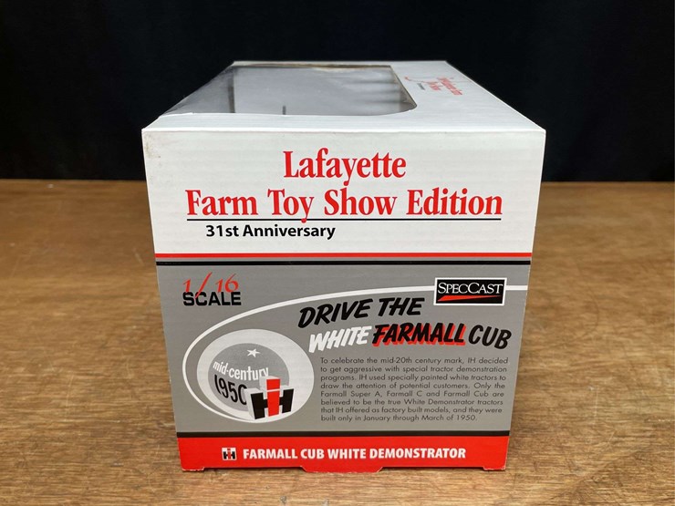 1/16-farmall-cub-demonstrator-2009-lafayette-nib-sc-image-4