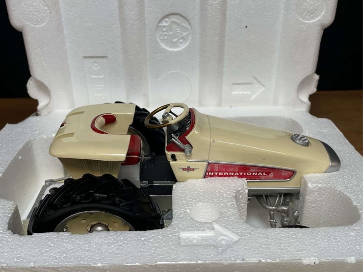 1/16-ih-ht-341-turbine-tractor-nib-sc-image-5