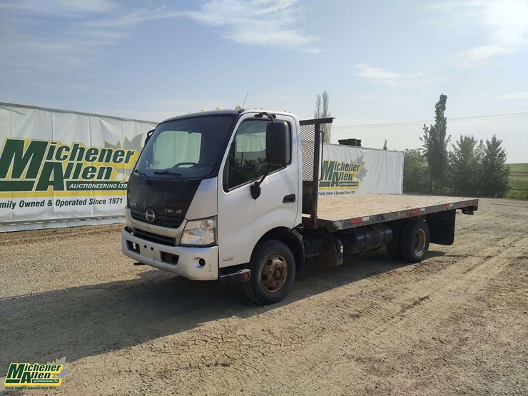2012-hino-155-image-1