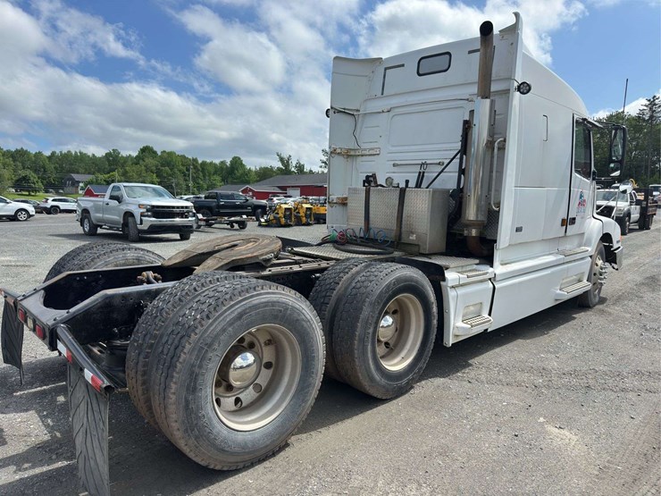 2002-volvo-vnl-t/a-truck-tractor-with-single-bunk-image-3