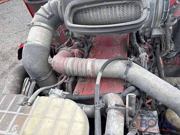 2009-peterbilt-384-image-25