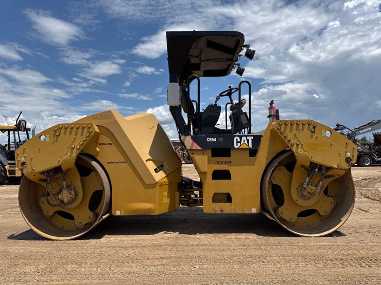 2014-caterpillar-cb54-image-4