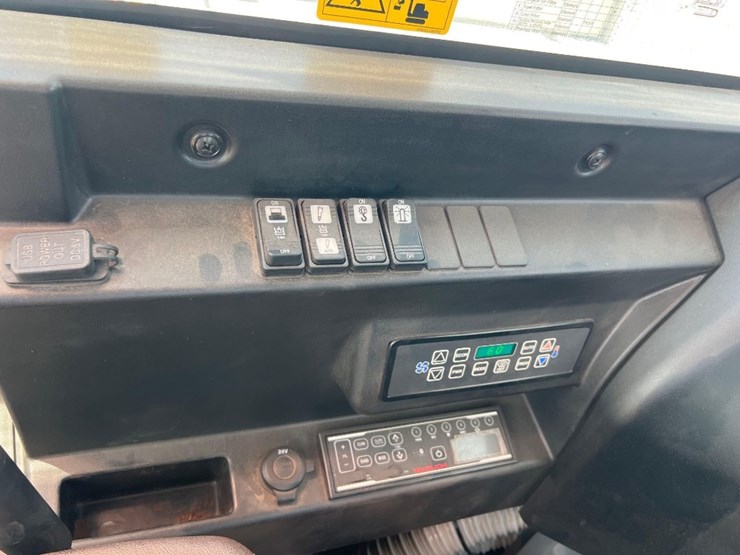 2022-takeuchi-tb2150-image-33