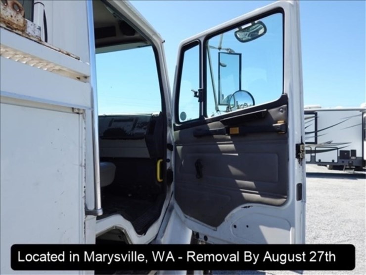 2003-freightliner-fl70-image-11