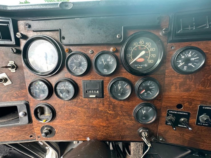 1992-peterbilt-377-image-34