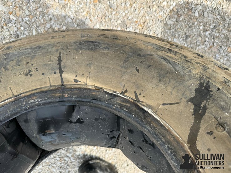 12.5l-15-implement-tires-image-14