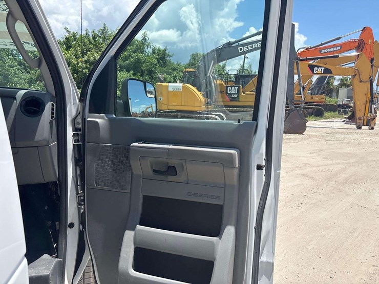 2014-ford-cargo-image-22