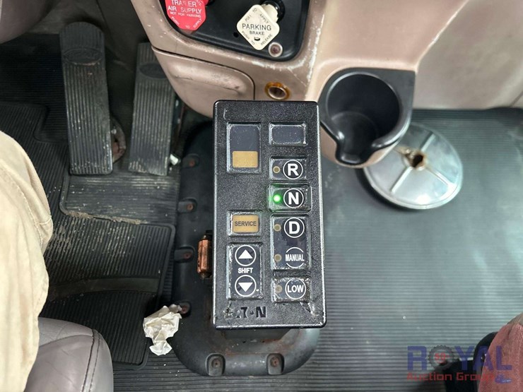 2009-peterbilt-384-image-11