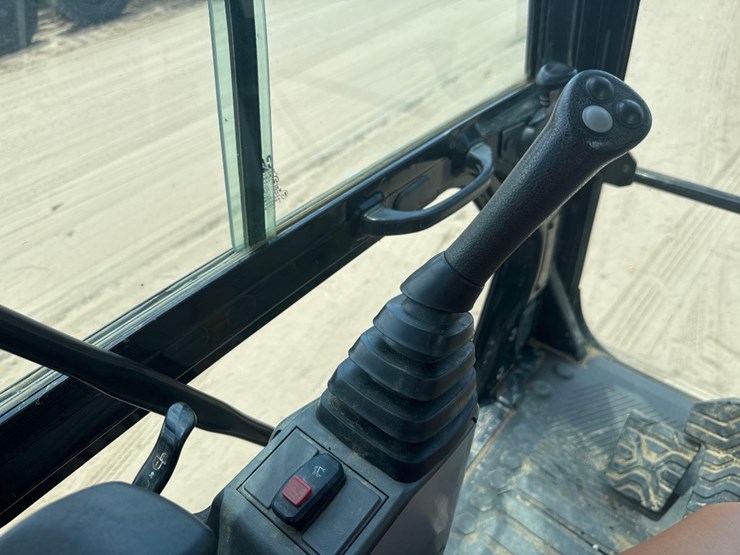 2018-caterpillar-320gc-image-34