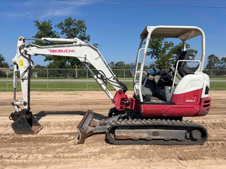 takeuchi-tb235-2-image-1