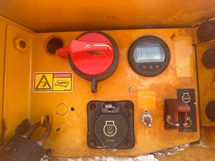 2019-caterpillar-d6-image-40