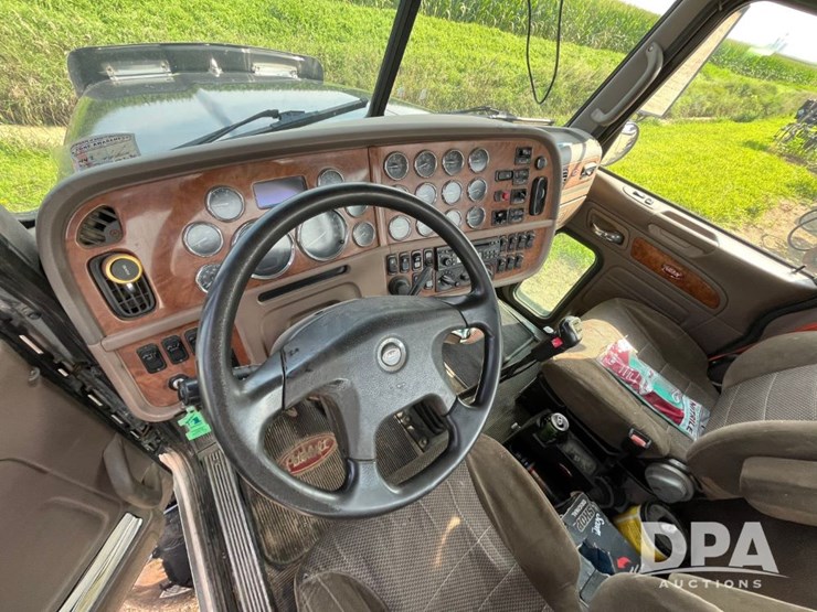 2008-peterbilt-384-image-52
