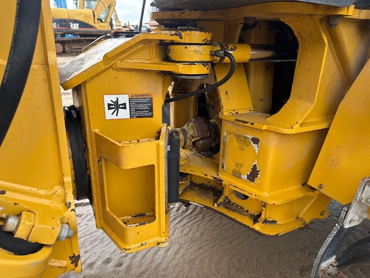 2014-deere-250d-image-19