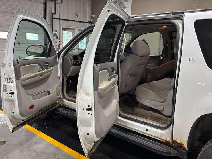 2007-chevrolet-suburban-image-13
