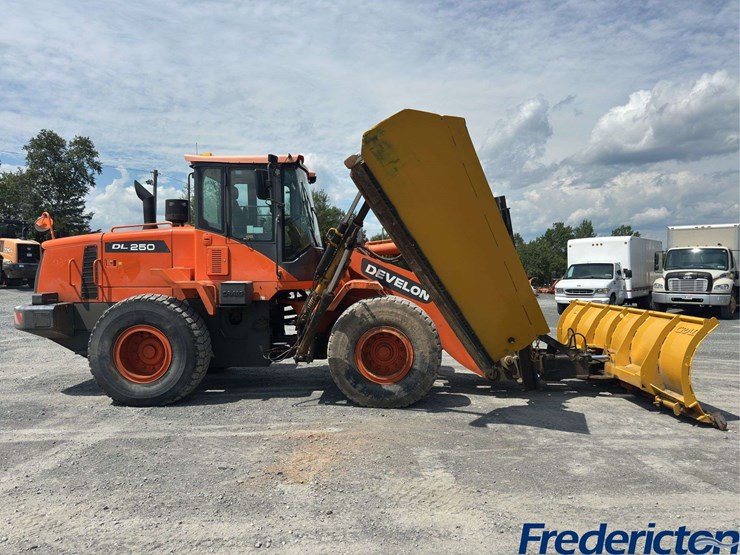 2014-doosan-dl250-image-8