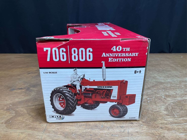 1/16-farmall-706-+-806-set-40th-anniversary-nib-ertl-image-5