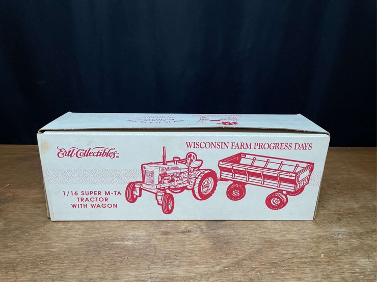 1/16-farmall-super-m-ta-+-wagon-1996-wisconsin-nib-ertl-image-16