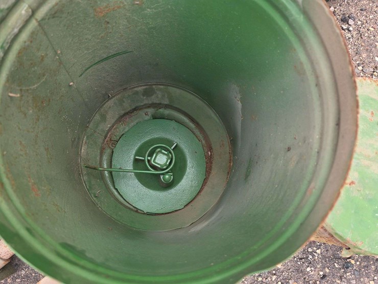 antique-john-deere-planter-lot,-circle-seed-and-fert-boxes,-drives-and-misc-image-11