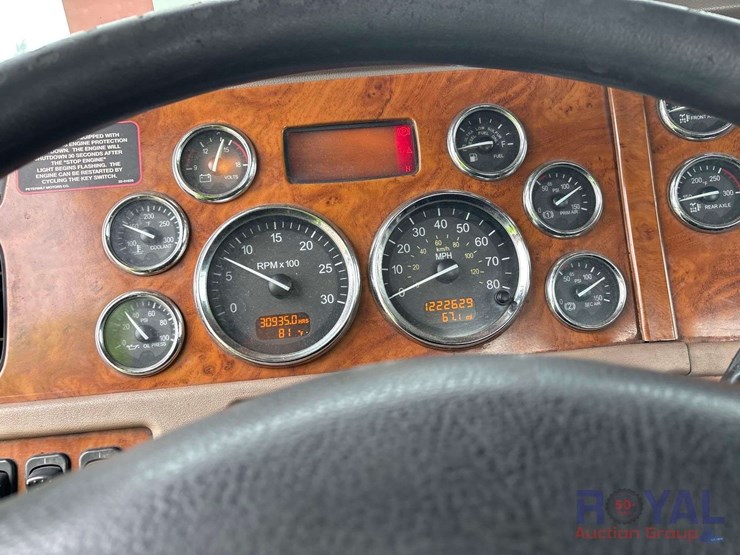 2009-peterbilt-384-image-13