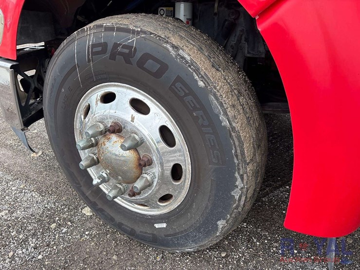 2009-peterbilt-384-image-41