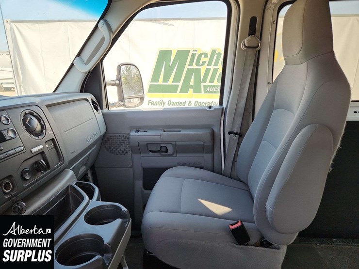2014-ford-cargo-image-19