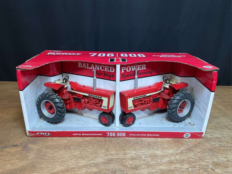 1/16-farmall-706-+-806-set-40th-anniversary-nib-ertl-image-1