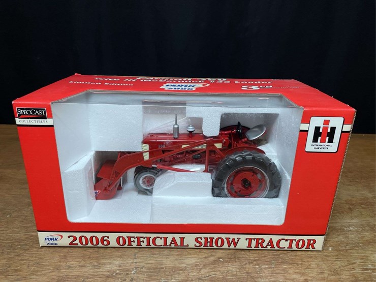 1/16-farmall-350-w/loader-2006-pork-expo-nib-sc-image-1
