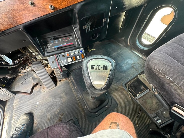 1992-peterbilt-377-image-37