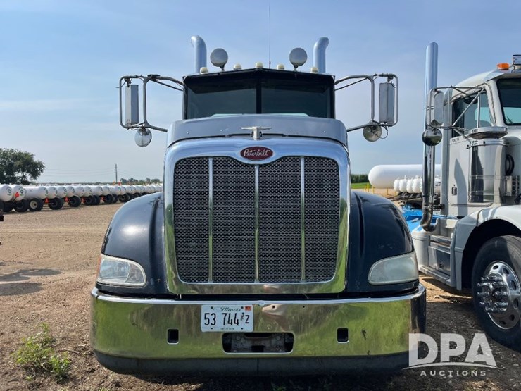 2008-peterbilt-384-image-2