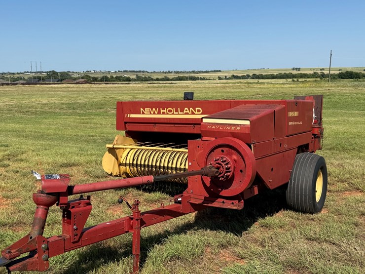 new-holland-326-image-1
