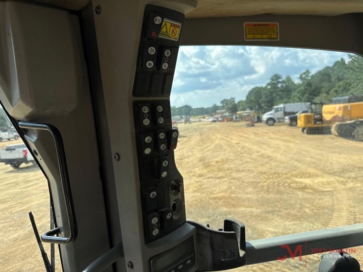 2011-caterpillar-140m2-image-22