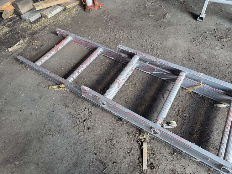 approx-32’-aluminum-step-ladder-image-6