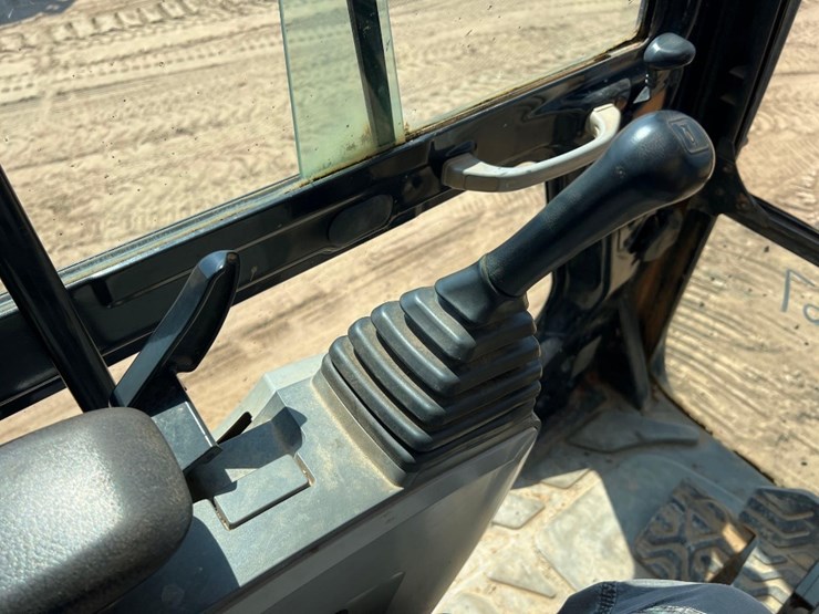 caterpillar-325fl-image-40