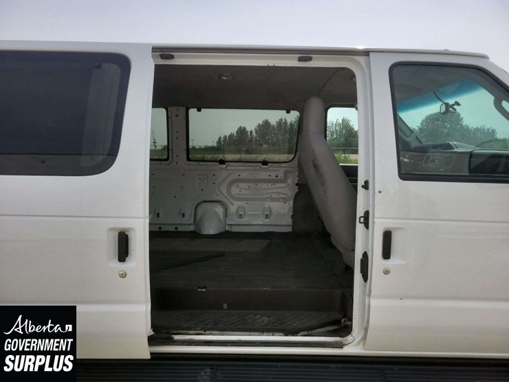 2014-ford-cargo-image-23