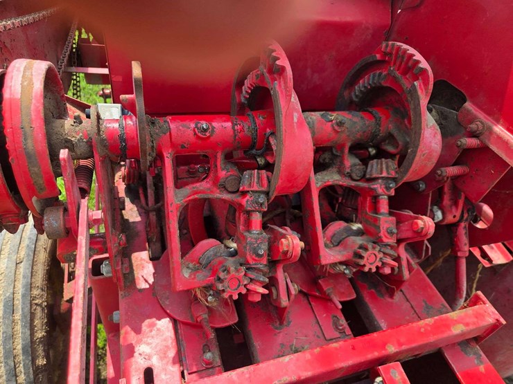 new-holland-275-image-14