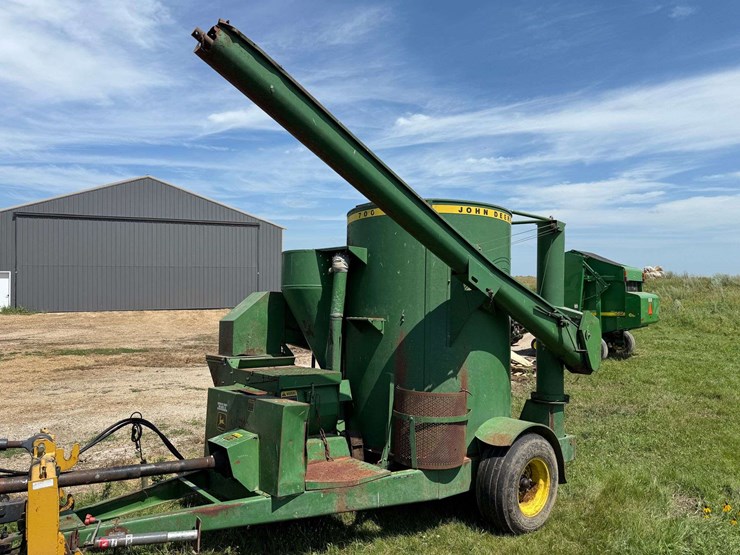 john-deere-700-image-1